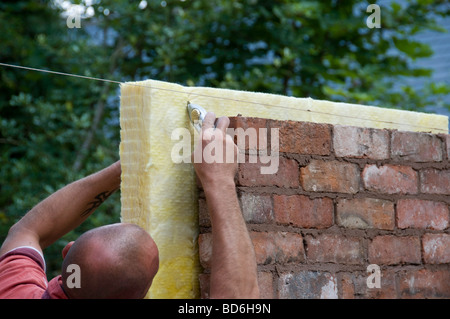 Isolamento in fibra di vetro nella parete di cavità Foto Stock