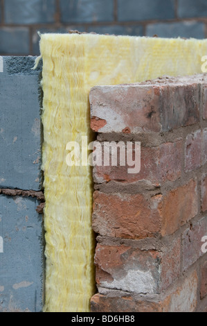 Isolamento in fibra di vetro nella parete di cavità Foto Stock