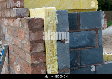 Isolamento in fibra di vetro nella parete di cavità Foto Stock