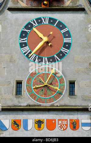 Zug, Svizzera. Zytturm (torre con orologio - 52m alto, 1557) in Kolinplatz Foto Stock