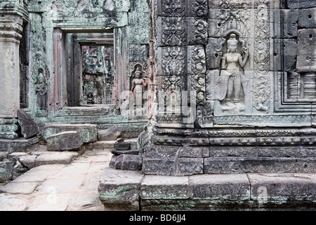 Scolpito bassorilievo disegni su un tempio di Angkor in Cambogia Foto Stock