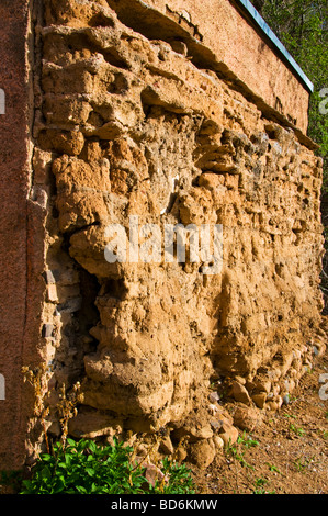 Il vecchio fatiscente parete adobe in Santa Fe NM Foto Stock