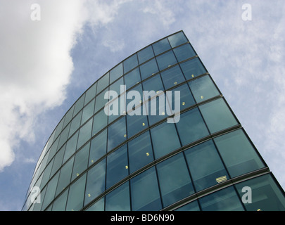 Nuvole riflettono in Riverside Office Block, Southbank, Southwark, Londra, Regno Unito Foto Stock