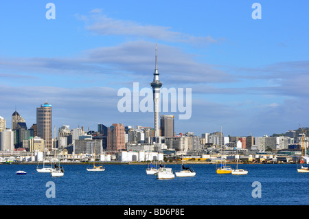 Città di Auckland e sky tower preso dal punto northcote con ormeggiate imbarcazioni da diporto in primo piano. Foto Stock