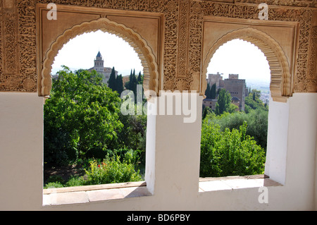 Vista di Alcazaba dal Palacio de Generalife, Alhambra di Granada, provincia di Granada, Andalusia, Spagna Foto Stock