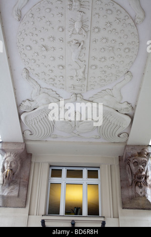 Scultura in pietra su arch sostenere l'orologio Anker, Hoher Markt, Vienna, Austria Foto Stock