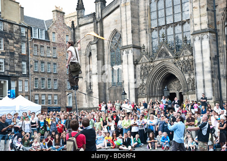 Street Performer presso il Royal Mile di Edimburgo durante il Fringe Festival 2009, Scotland, Regno Unito Foto Stock