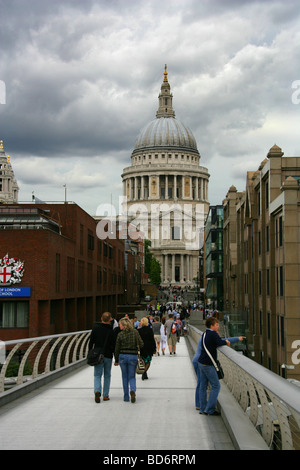 La Cattedrale di St Paul. Vista dal Millennium Bridge, London, Regno Unito Foto Stock