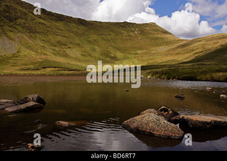 Il lago di Llyn Lluncaws, sotto Cadair Berwyn in Berwyn mountains, il Galles del Nord Foto Stock