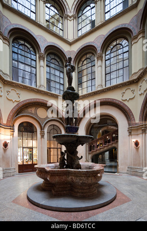 Fontana nel passaggio Freyung, Palais Ferstel, Vienna, Austria Foto Stock