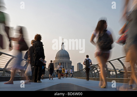 Millennium footbridge fiume Tamigi Londra Foto Stock