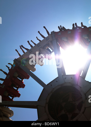 La gente sul pendolo Psyclone in aria in alto Canada's Wonderland Amusement Park Foto Stock