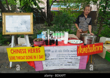 Hawker vendita di erbe Cinesi in Lang Suan mercato a Bangkok in Tailandia Foto Stock