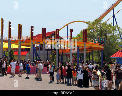 Le persone in piedi in linea per il Behemoth roller coaster al Canada's Wonderland Amusement Park Foto Stock