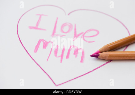 Le parole "Io amo mamma' in un amore cuore scritta su carta con matite colorate Foto Stock