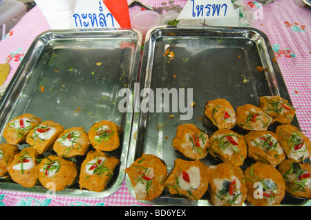 Nuovo HOR mok pesce torte per la vendita nel Lang Suan mercato a Bangkok in Tailandia Foto Stock