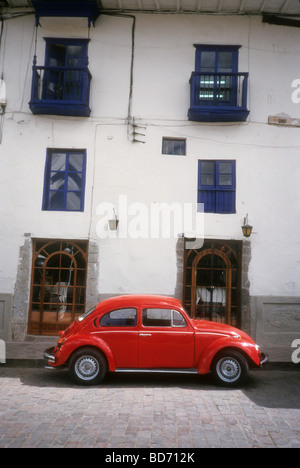Red VW Beetle in Cusco Peru Foto Stock
