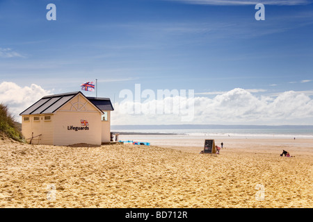 RNLI (Royal National scialuppa di salvataggio istituzione) Lifeguard hut su Woolacombe Beach in North Devon Foto Stock