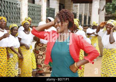 Woman Dancing con una donna gruppo di chiesa, homestead del capotribù, Fon, Bafut, a ovest del Camerun, Camerun, Africa Foto Stock