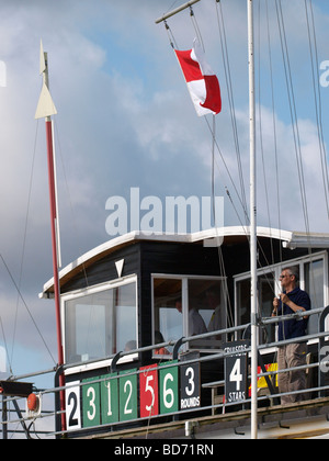 Bandiera di sollevamento e il corso numeri sul display in linea di start wroxham ampia regata norfolk East Anglia England Regno Unito Foto Stock