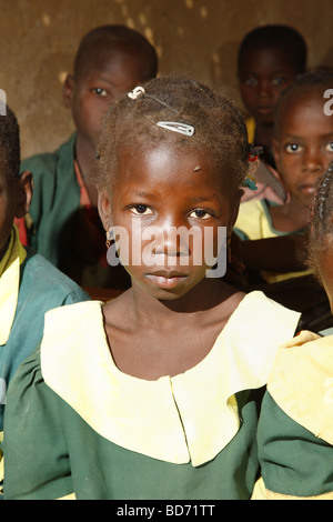 Ragazza in uniforme durante le lezioni, Mora, Camerun, Africa Foto Stock