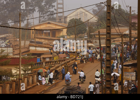 Vista della strada di fronte alla cattedrale, vista città, Bafoussam, Camerun, Africa Foto Stock