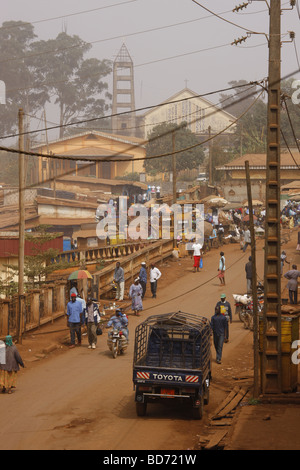 Vista della strada di fronte alla cattedrale, vista città, Bafoussam, Camerun, Africa Foto Stock