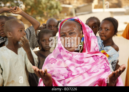 Sindaco Fanda Vongo davanti dei bambini, Maroua, Camerun, Africa Foto Stock