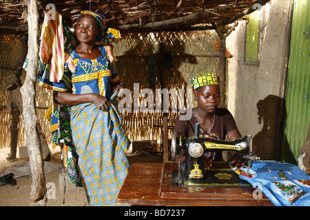 Le donne con una macchina da cucire, lavorando da casa, Maroua, Camerun, Africa Foto Stock