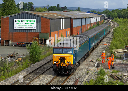 57316 passa Leominster con 1V31 05 32 Holyhead Cardiff Central WAG Express su 26 06 09 Foto Stock