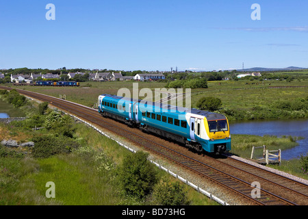 Arriva Trains Wales 175 008 passa sulla valle di Anglesey Foto Stock
