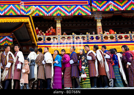 La gente in coda per essere benedetti Festival Trashichhoe Dzong monastero Thimpu Bhutan Foto Stock