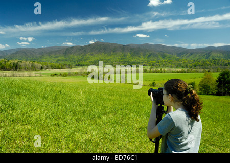 Teen girl fotografo in Cades Cove delle Smoky Mountains, Tennessee, Stati Uniti d'America. Foto di Darrell giovani. Foto Stock