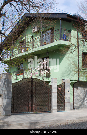 Contemporanea casa residenziale in Karlovo, Bulgaria con la fioritura albero di magnolia Foto Stock