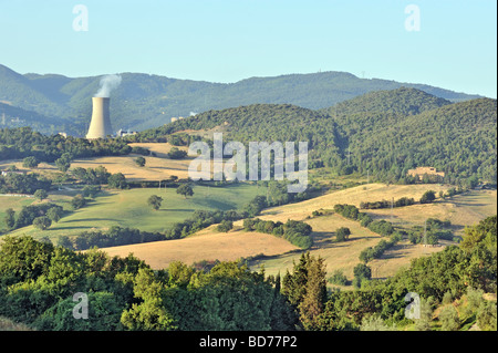 La centrale termoelettrica di potenza nella scena di campagna Foto Stock