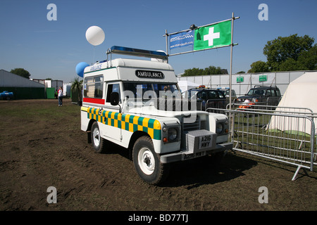 La serie 2 Land Rover ambulanza attende di feriti in un primo post di aiuto durante un festival di musica. Foto Stock