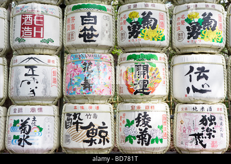 Canne decorativo di sake (nihonshu) donati al Tempio di Meiji in Shibuya, Tokyo sul display Foto Stock