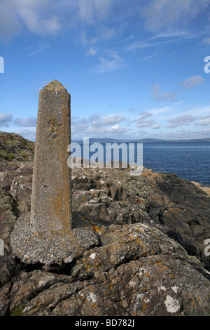 Calcestruzzo mile marker post originariamente eretto per il RMS Titanic speed trials in Belfast Lough Irlanda del Nord Regno Unito Foto Stock