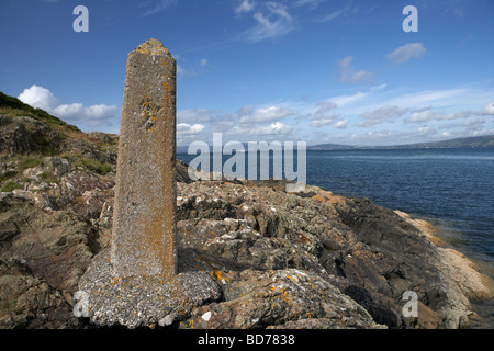 Calcestruzzo mile marker post originariamente eretto per il RMS Titanic speed trials in Belfast Lough Irlanda del Nord Regno Unito Foto Stock