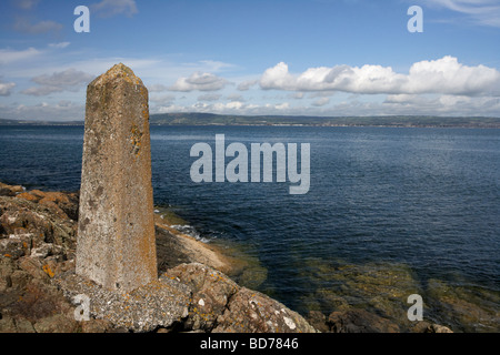 Calcestruzzo mile marker post originariamente eretto per il RMS Titanic speed trials in Belfast Lough Irlanda del Nord Regno Unito Foto Stock