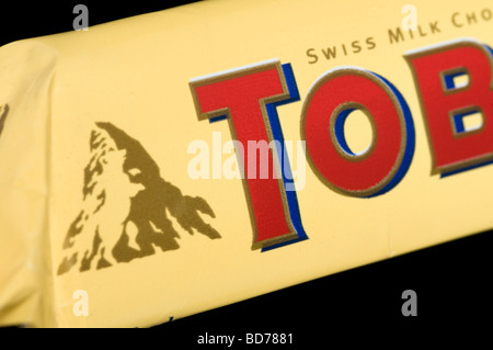 Toblerone Chocolate Bar girato su sfondo nero Foto Stock