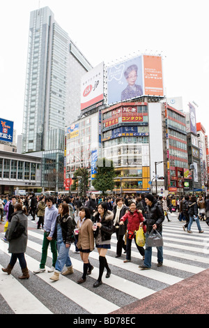 Strada trafficata scena in Tokyo, Giappone Foto Stock