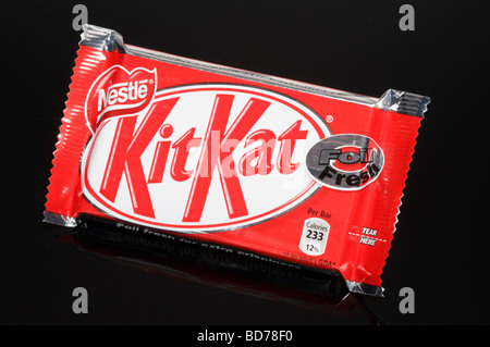 Nestlé Kitkat barra di cioccolato su sfondo nero girato in studio Foto Stock