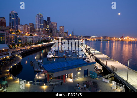 Lo skyline di Seattle dal Pier 66 inizio serata con la luna Foto Stock