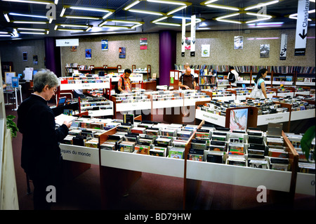 Parigi Francia, persone che navigano all'interno della biblioteca pubblica "audio Visual » Media/ C.D., Lending Room, "Forum des Halles" Foto Stock