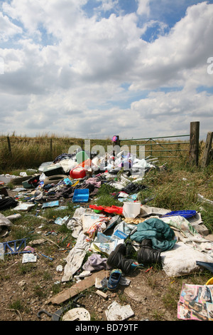 Rifiuti oggetto di dumping in un campo di agricoltori in Cambridgeshire Foto Stock