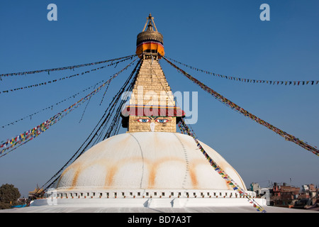 Bodhnath, Nepal. Il All-Seeing occhi del Buddha lo sguardo da sopra lo Stupa, un centro del buddhismo tibetano vicino a Kathmandu. Foto Stock