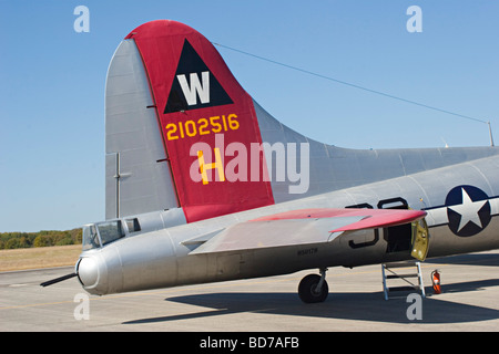 La sezione di coda e coda doppia pistole di macchina su B-17 B17 Flying Fortress WWII Guerra Mondiale 2 noi bombardiere pesante Foto Stock