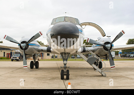 Vista frontale posteriore di Convair 440 aerei a turboelica del naso e sia propellors. Foto Stock