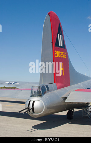 Luce di coda e luce di coda doppia pistole di macchina su B-17 B17 Flying Fortress WWII Guerra Mondiale 2 noi bombardiere pesante Foto Stock